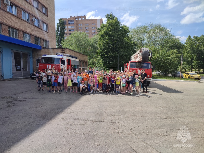 Сотрудники 31 отряда организовали для юных тольяттинцев выставку пожарной и аварийно-спасательной техники