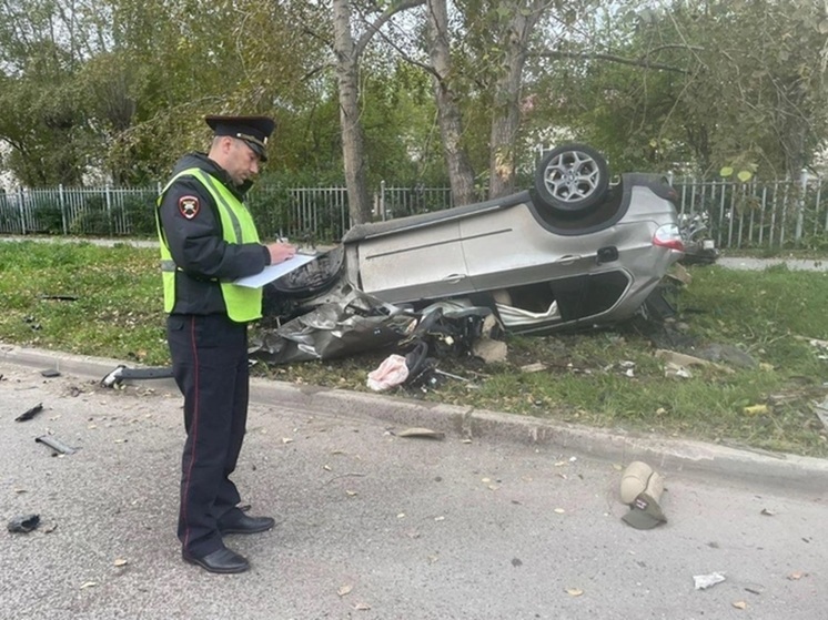 В Каменске-Уральском водитель BMW врезался в столб и погиб