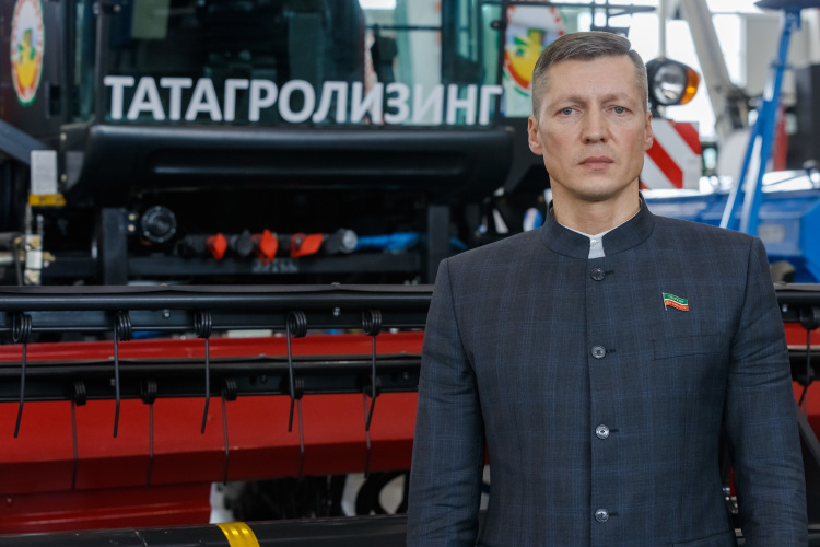 С января 2013 года Азат Ильдусович был вновь «призван» на государеву службу — его назначили генеральным директором АО «Татагролизинг», госкомпании, подведомственной минсельхозпроду РТ