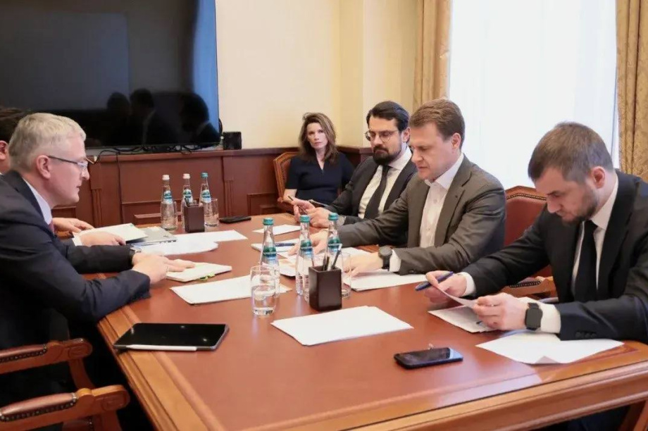 Губернатор Солодов обсудил с главой Минвостокразвития ключевые стройки года в Петропавловске. . Фотография 1