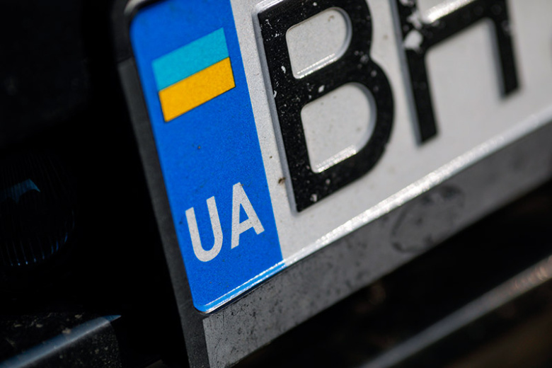 Депутат Рады прятал деньги в элитных машинах
