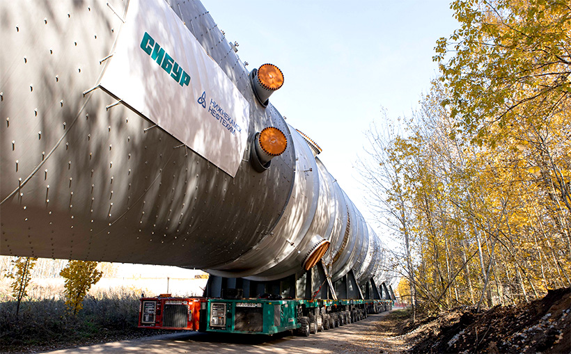 Транспортировка колонны разделения этилбензола и стирола высотой 82 м и весом 530 т