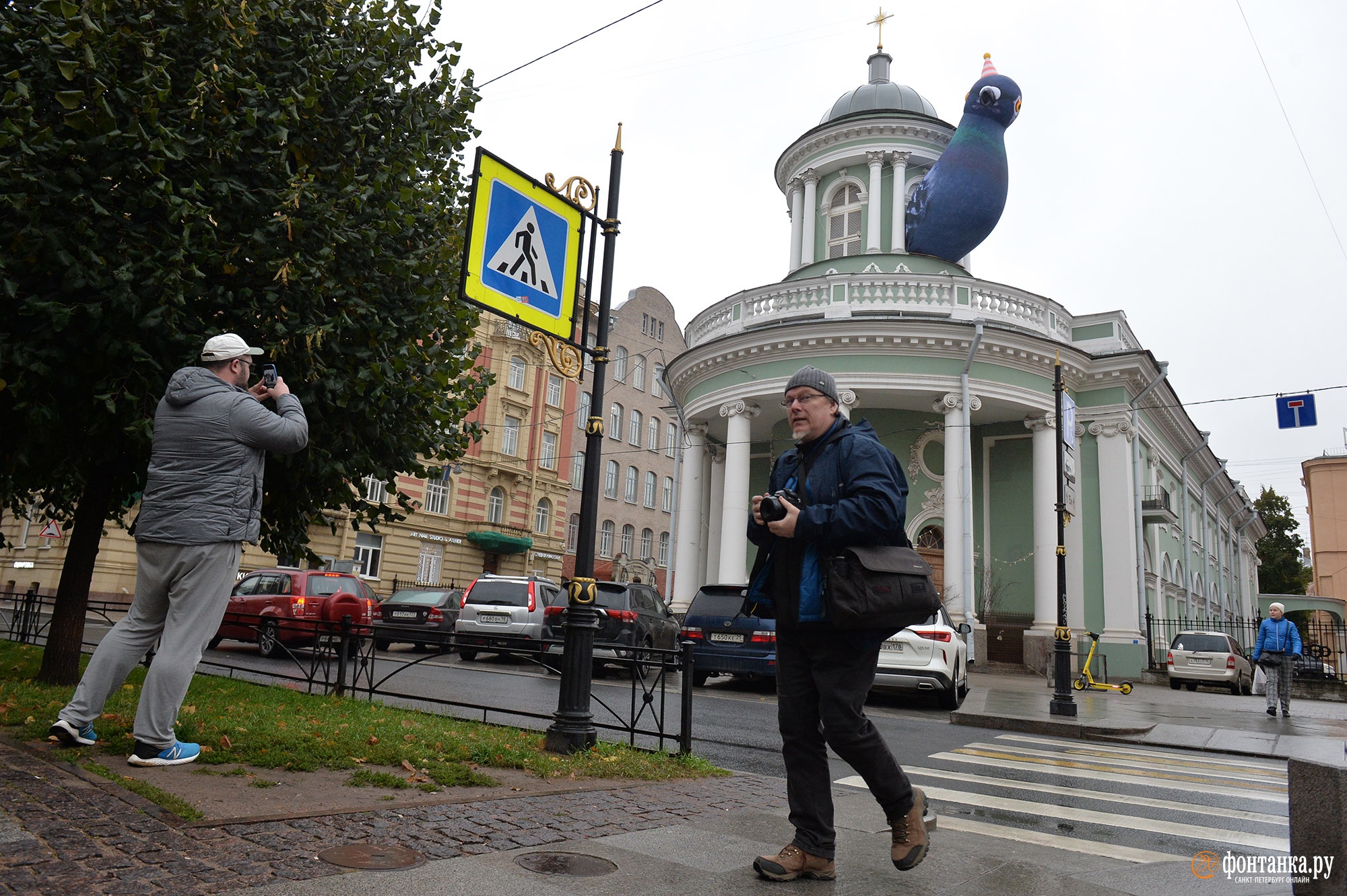 голуби у храма