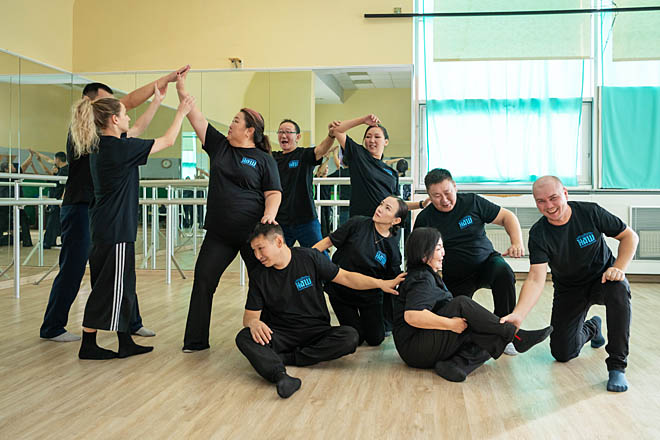 Под руководством хореографа и педагога Алисы Иус актёры народного театра из Якутии с увлечением учились работать с телом, например направлять внимание на какую-то определённую его точку. 