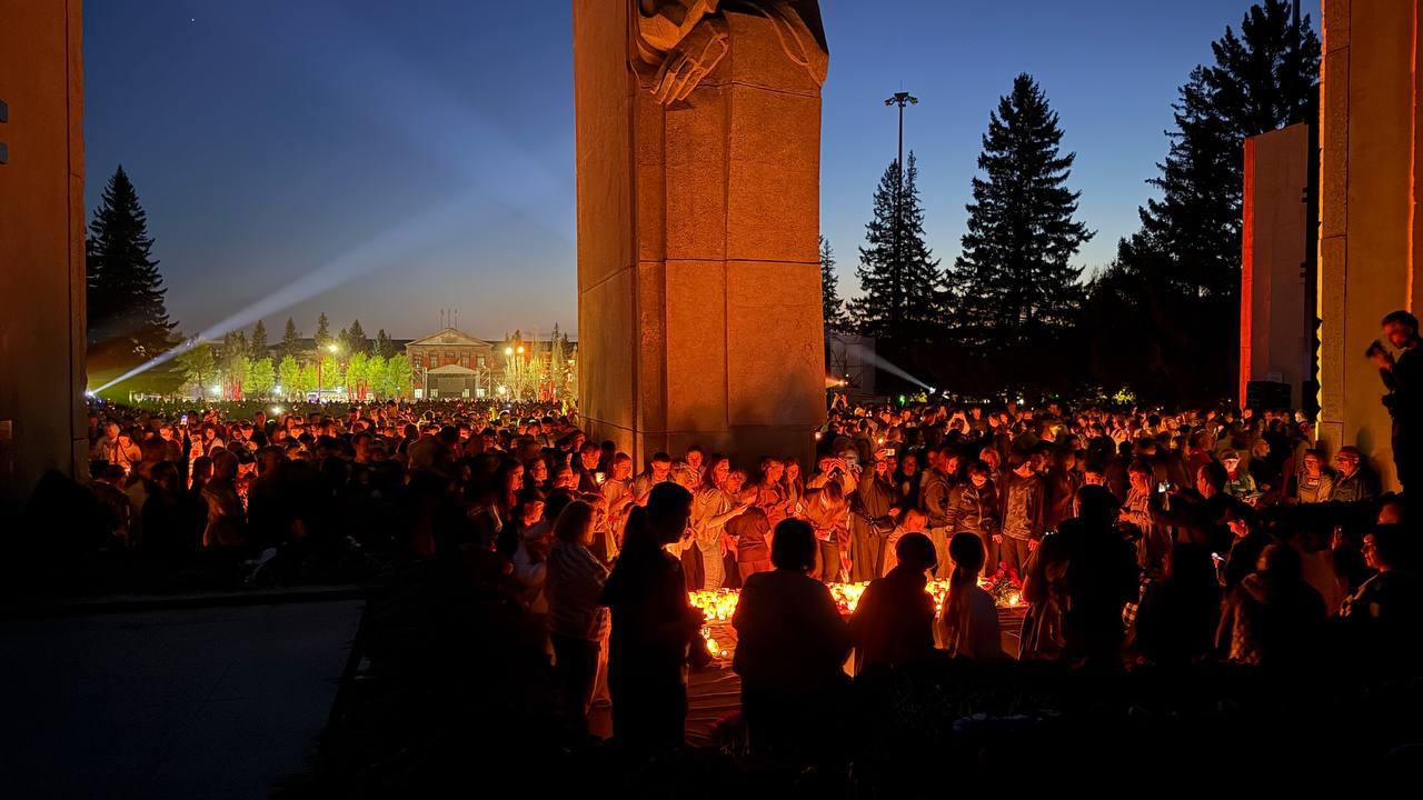 Фото Тысячи новосибирцев приняли участие в акции «Свеча Памяти» — 20 ярких кадров 14
