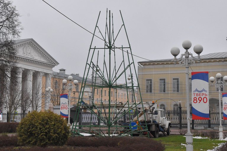 В Твери стартовали работы по новогоднему украшению города