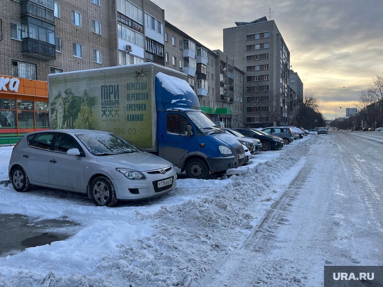 Уборка снега в Кировском районе. Екатеринбург 