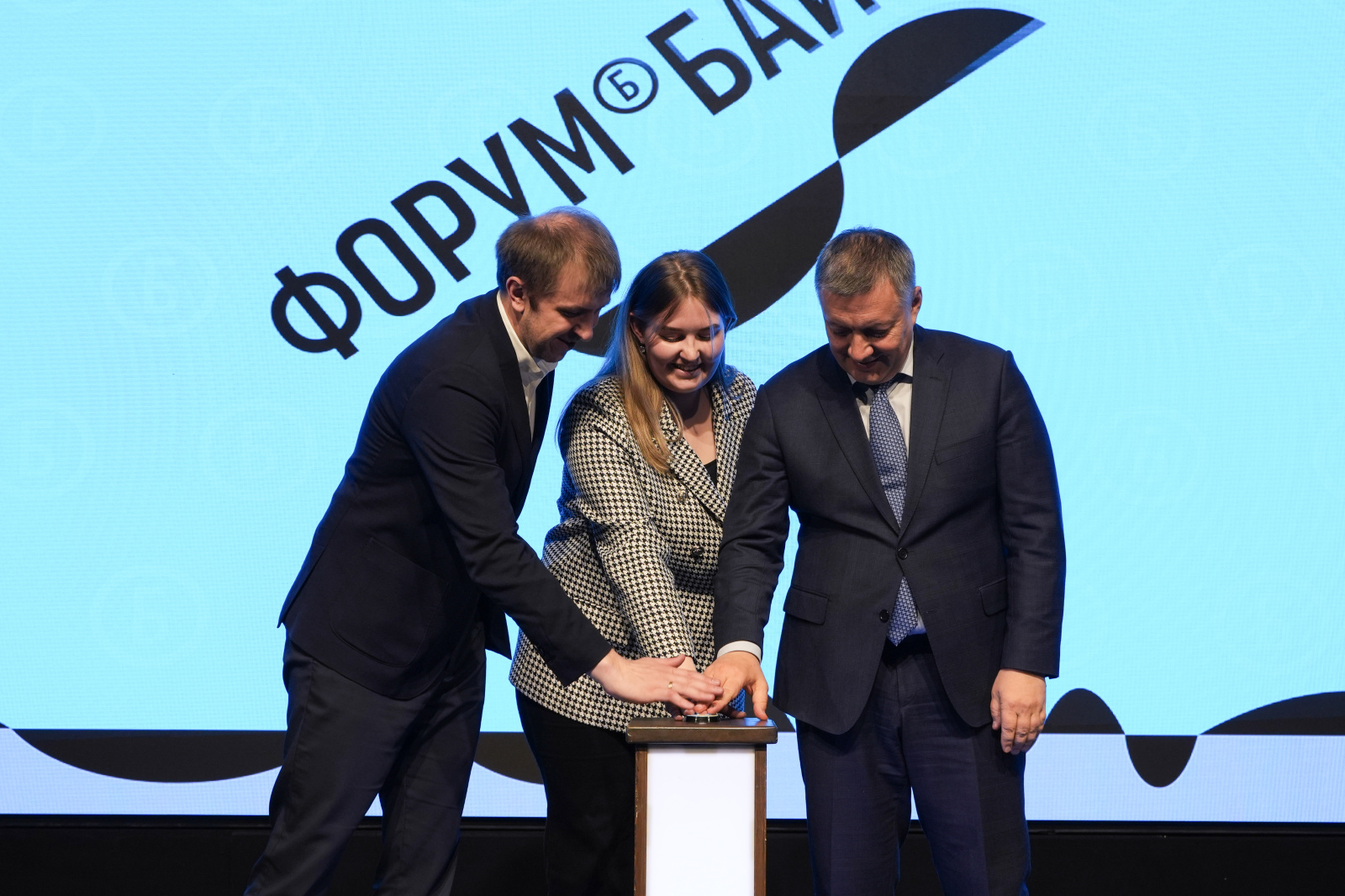 Губернатор Игорь Кобзев дал старт регистрации на международный молодежный форум «Байкал»