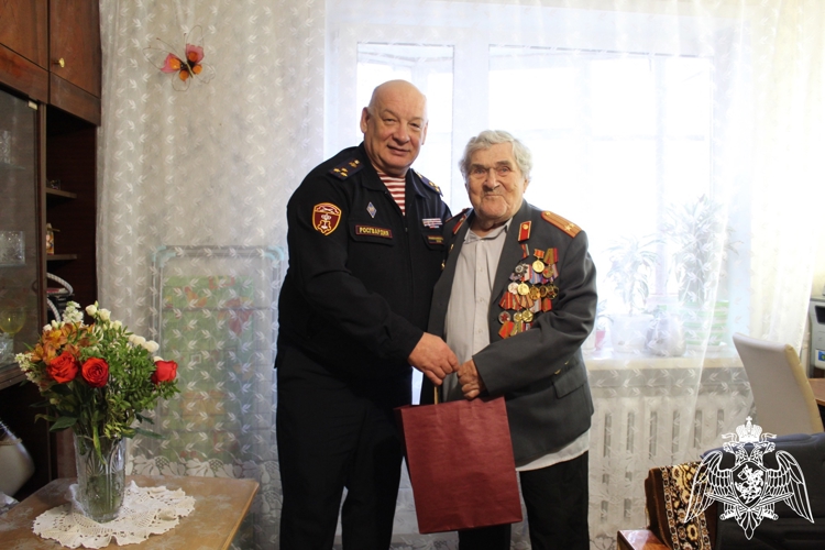 Начальник Управления вневедомственной охраны по Республике Коми поздравил ветерана службы с 73-й годовщиной профессионального праздника