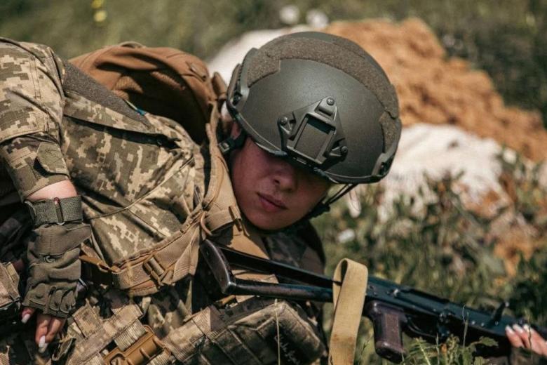 Женщины начали штурмовать стадион в Виннице, куда ТЦК привезли мужчин