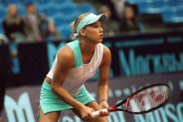 Почему Курникова в инвалидном кресле? Ее избили, травма, это навсегда?