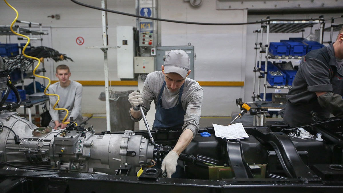 Производство автомобилей. Рено автофрамос. Два автопроизводителя объединились для создания. Ренаулт завод. Что 1 начала выпускать компания ламборгини.