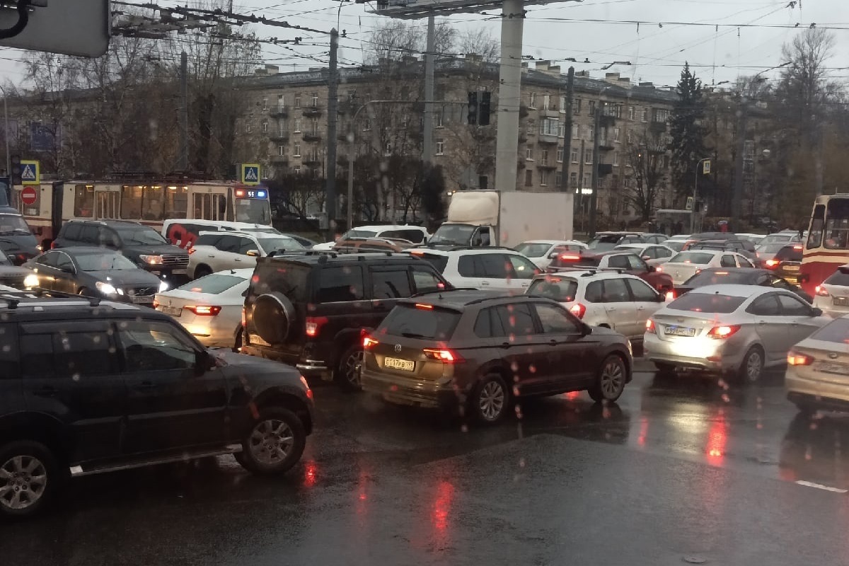 пробка проспект славы спб. 15 автобус владивосток желтый. транспортный коллапс картинки прикольные. постоянные пробки в рыбацком. дтп на комендантском проспекте.