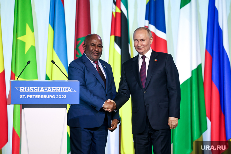 Президент России Владимир Путин на подписании документов по итогам саммита 