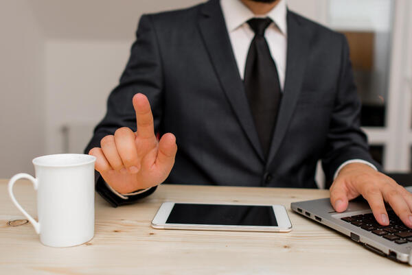 Суд разъяснил, обязан ли работодатель уведомлять СФР о совместительстве сотрудника