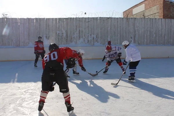 В Кировградской воспитательной колонии прошел товарищеский хоккейный матч 