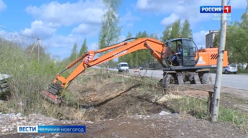 В Великом Новгороде продолжаются работы по расчистке от поросли полосы отвода на Сырковском шоссе