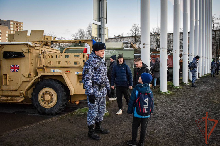 Представители Северо-Западного округа Росгвардии приняли участие в открытии в Санкт-Петербурге выставки уничтоженной бронетехники НАТО 