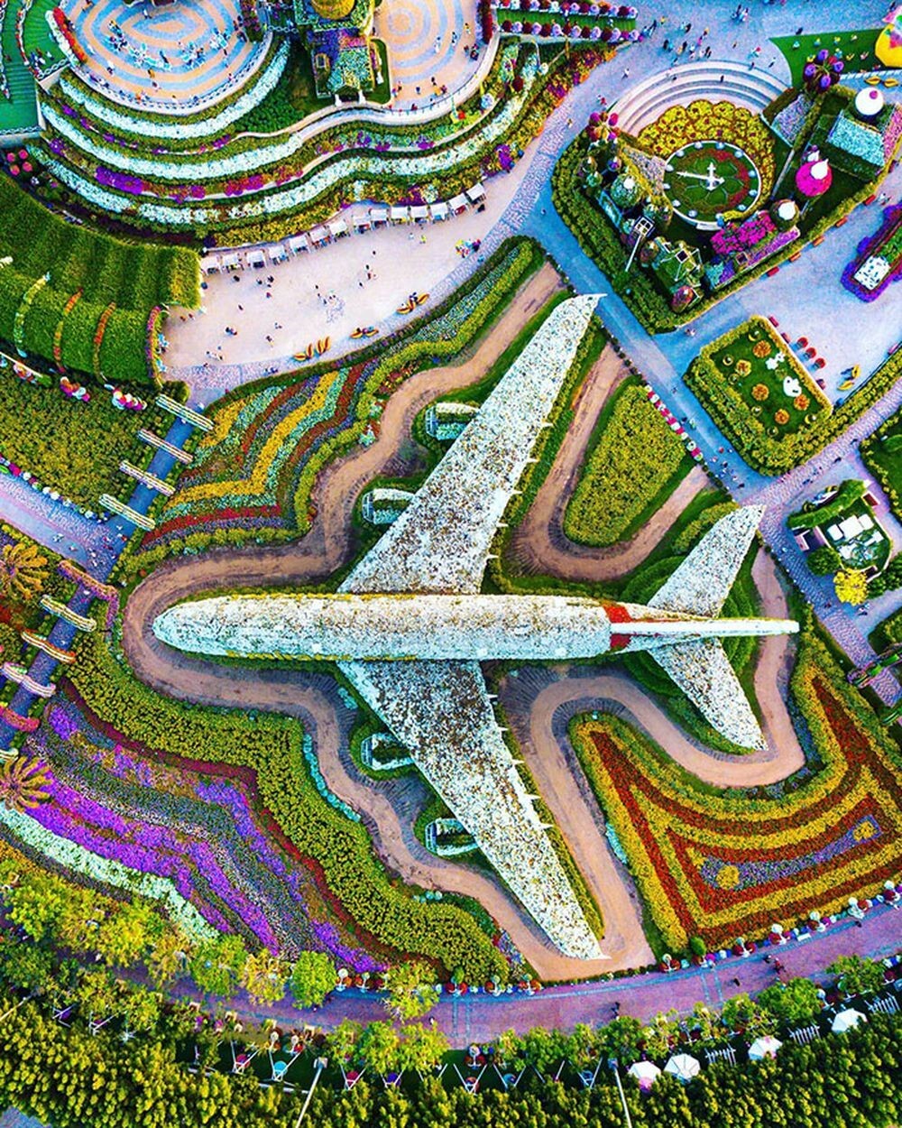 12. «Miracle Garden просто не был бы полным без установки настоящего A380, покрытого 5-метровыми цветами. Добро пожаловать в крупнейший в мире ботанический сад в Дубае»