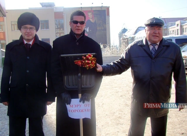 Лопата в подарок мэру