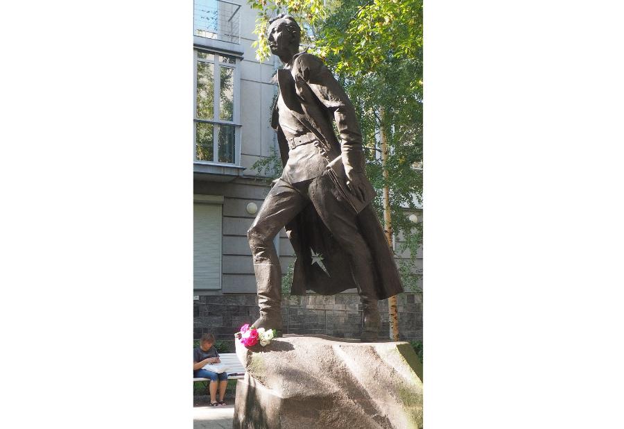 «Ленинградец. Поэт. Воин»: памятник поэту-фронтовику Михаилу Дудину появился в Петербурге в 2018 году | ФОТО Сергея ГРИЦКОВА