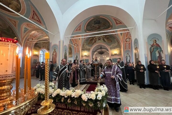 Епископ Мефодий совершил Утреню Великой Субботы с Чином погребения Плащаницы Спасителя в Казанско-Богородицком монастыре.