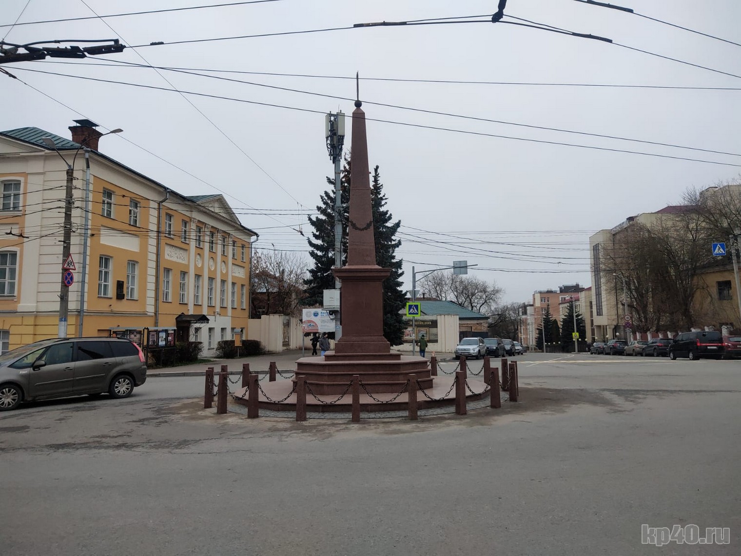 Установить калугу. Стела город воинской доблести Жиздра. Фото ограждений вокруг памятника.