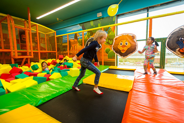 Открылся в меге детская игровая площадка. Лунный парк улан-удэ. Ковбой парк улан удэ. Мегатитан ковбой парк. Открылся в меге детская игровая площадка.