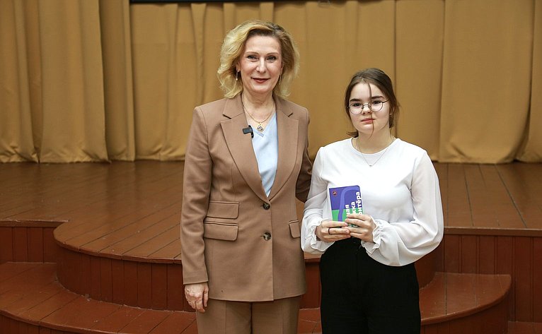Заместитель Председателя Совета Федерации Инна Святенко провела для старшеклассников школы № 2087 «Открытие» урок «Разговор о важном»