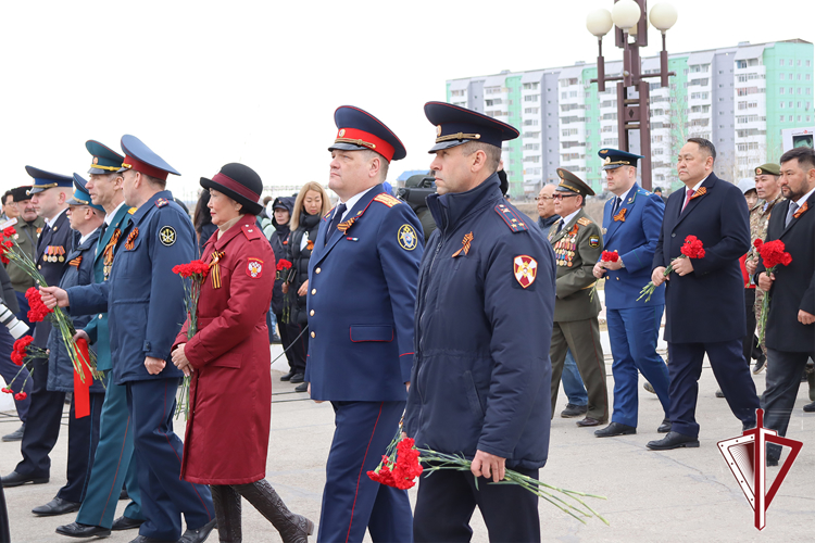 В Якутске на площади Победы возложили цветы к монументу «Воинам-победителям»