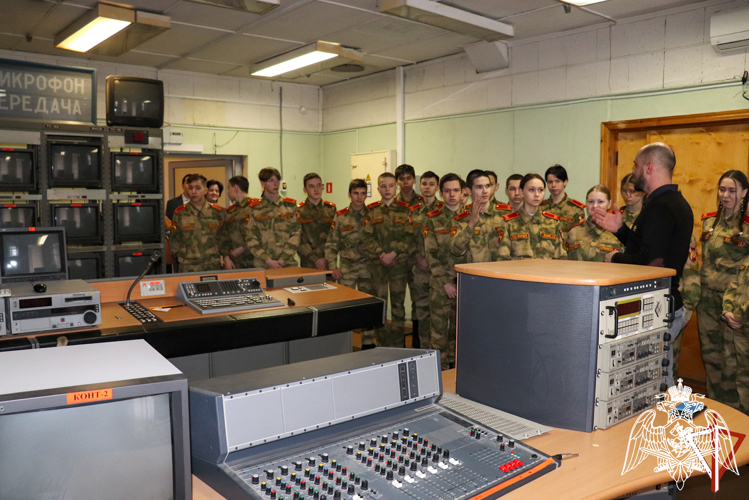 Учащиеся подшефного класса Росгвардии побывали в гостях у журналистов телекомпании ГТРК «Марий Эл»