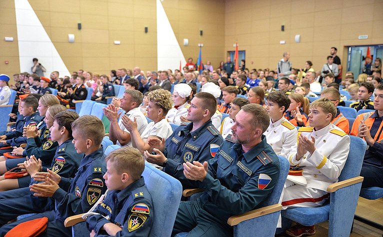 Юрий Воробьев принял участие в мероприятиях каникулярной профориентационной школы «За безопасность!», прошедших в рамках XI Форума регионов Беларуси и России на базе арктического спасательного учебно-научного центра «Вытегра»