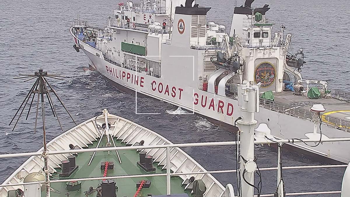 Китайский корабль протаранил филиппинское судно