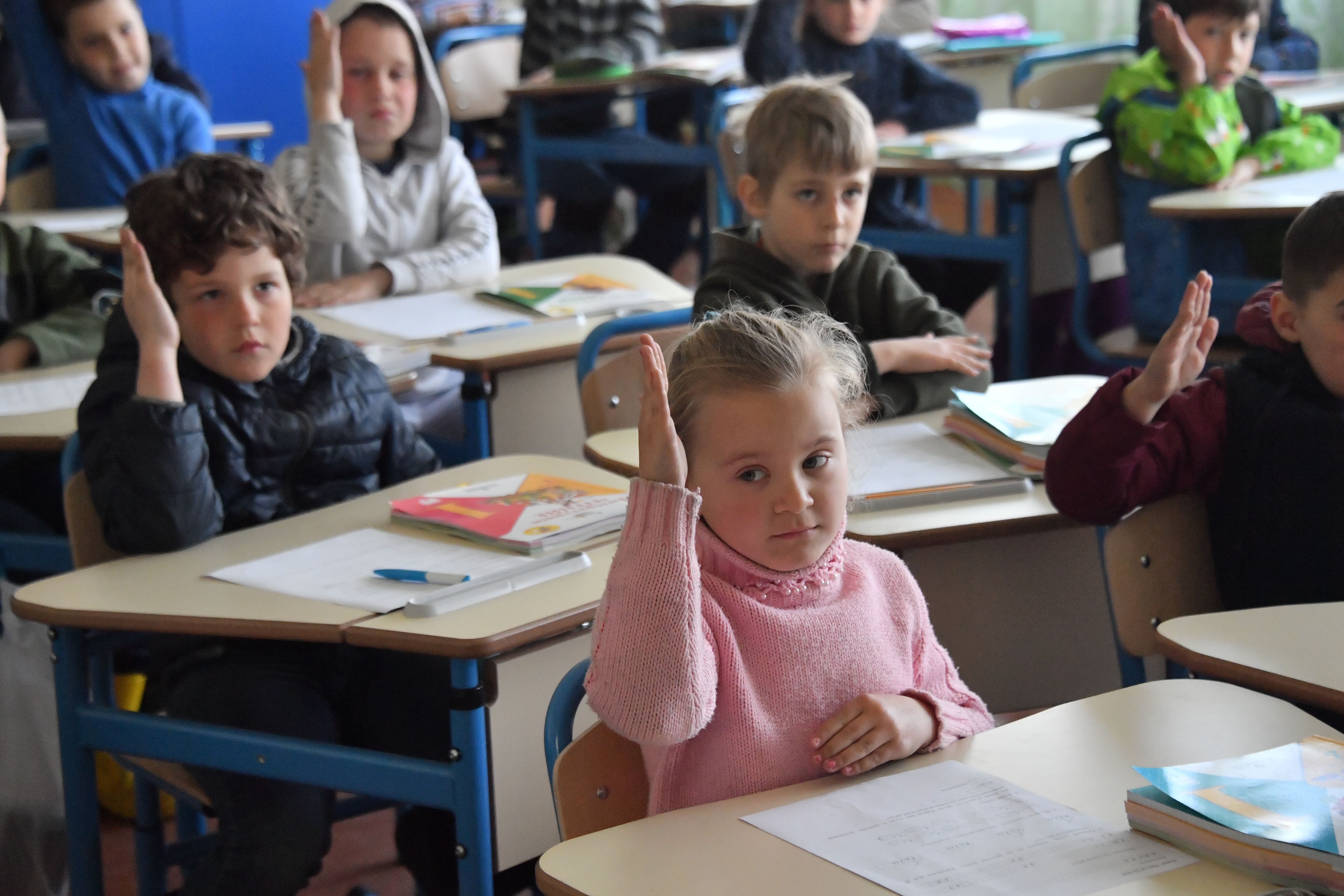 School permkrai. Российская школа. Школа России. Девочки в школе. Фотосессия перед школой.