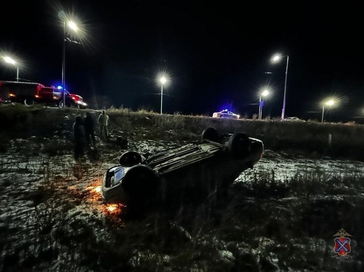 В Волгоградской области погибла женщина-водитель после опрокидывания ВАЗа