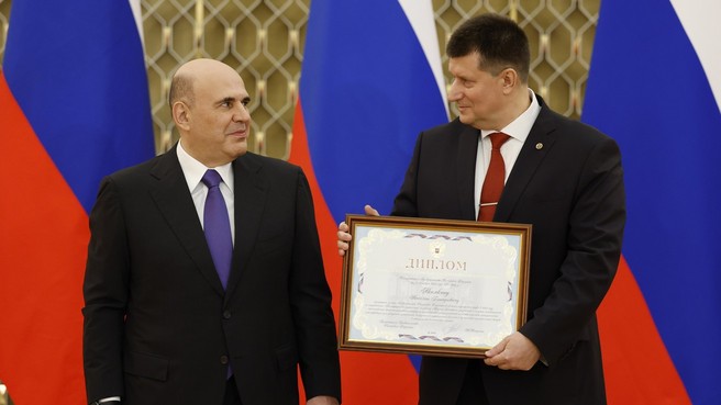 Михаил Мишустин вручил премии Правительства в области медицинской науки. С директором ЦНИИ эпидемиологии Роспотребнадзора, доктором медицинских наук, академиком РАН, профессором Василием Геннадьевичем Акимкиным