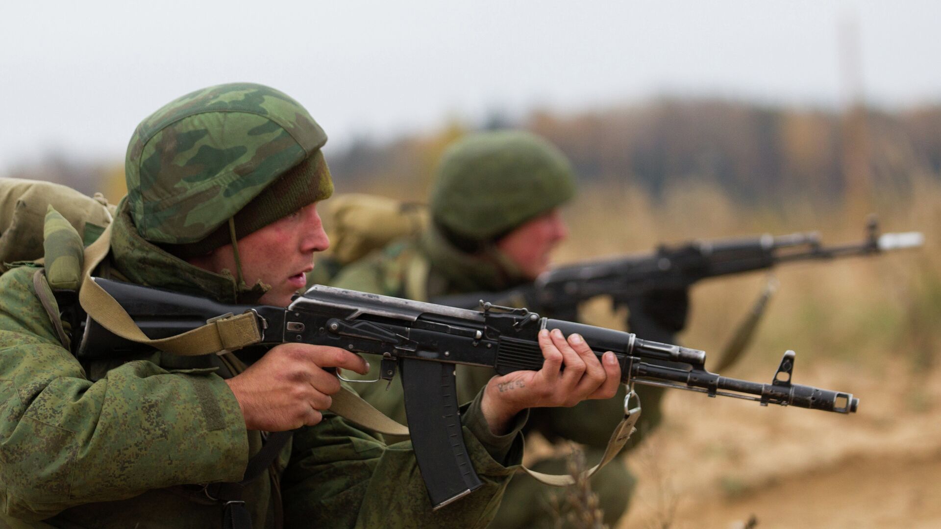 Привести в полную боевую готовность. Российский солдат фотосток. Военная разведка России. Учения Российской армии 2010.