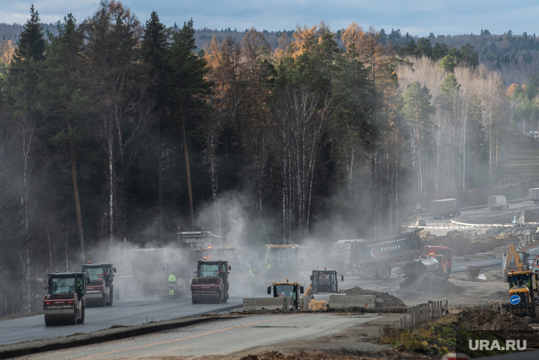 Путинский автобан Р-242 «Пермь – Екатеринбург». Свердловская область, укладка асфальта, лес, пермский тракт, дорога, дорожные работы, дорожная техника, ремонт автодороги, трасса р-242