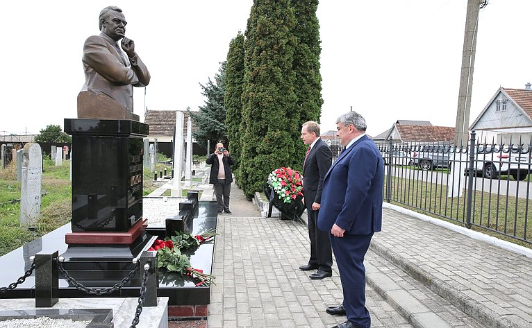 Сенаторы РФ приняли участие в церемонии возложения цветов к мемориалу
