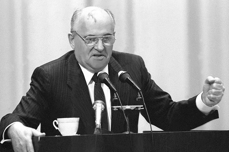 Вошедший во вкус реформаторства Михаил Горбачев без устали подписывал документы, толкавшие СССР к развалу в лихих 90-х