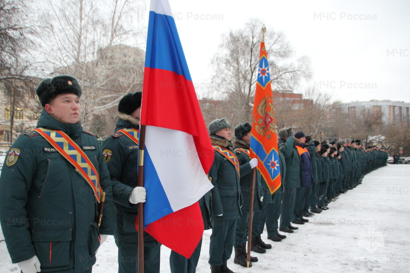 В центре Новосибирска открыли два мурала в честь пожарных