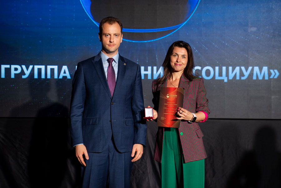 Игорь Ильин и Наталья Короткова на церемонии награждения ветеранов Холдинга. Июнь 2025 года