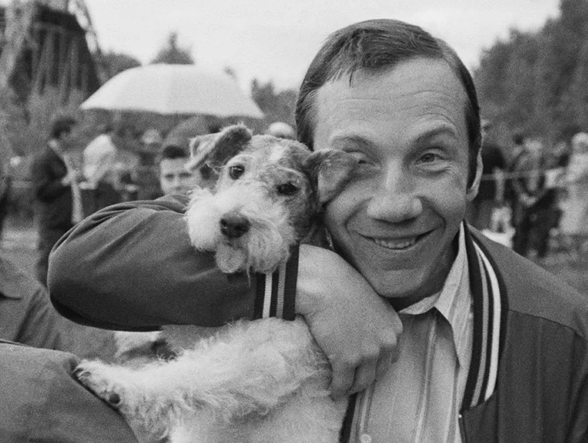 Савелий Крамаров со своей собакой, 1970 год