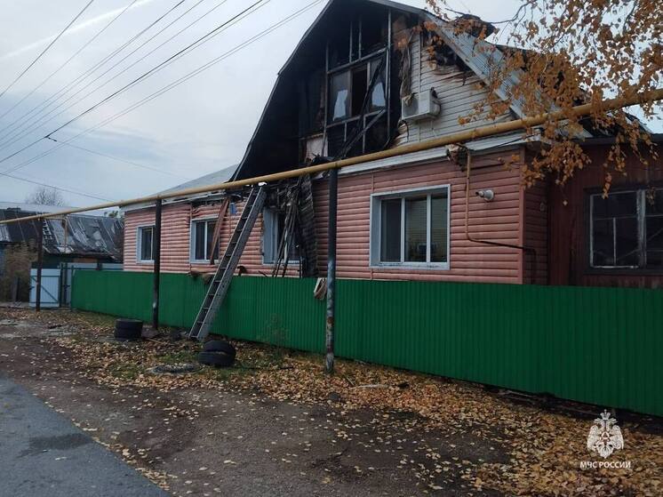 В Уфе потушили горящий дом на улице Камышлинской
