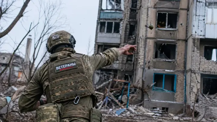 Перемирие с дырой от Нептуна: ВСУ за сутки нарушили режим тишины 1300 раз, а теперь Киев ждёт зеркальный тайфун. Главное об СВО 8 мая