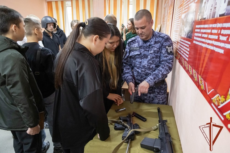 В подразделениях Росгвардии по Хакасии прошли дни открытых дверей для подрастающего поколения