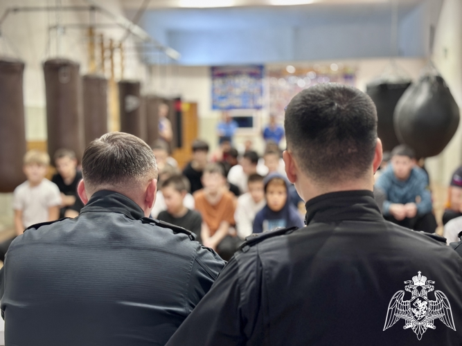 Офицеры СОБР провели мастер-класс по боксу для астраханских спортсменов