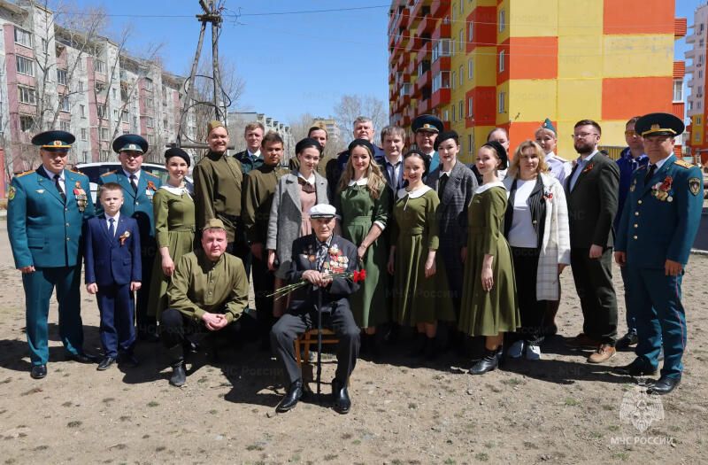 Сотрудники МЧС Забайкалья поздравили с Днём Победы столетнего ветерана Великой Отечественной войны
