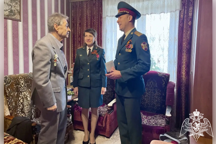 Росгвардейцы поздравили ветерана Великой Отечественной войны с Днём Победы