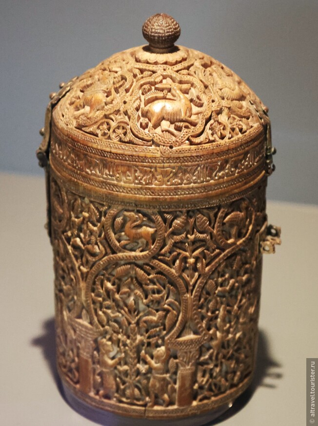 Арабская шкатулка. 1004-1008. Слоновая кость, латунь.